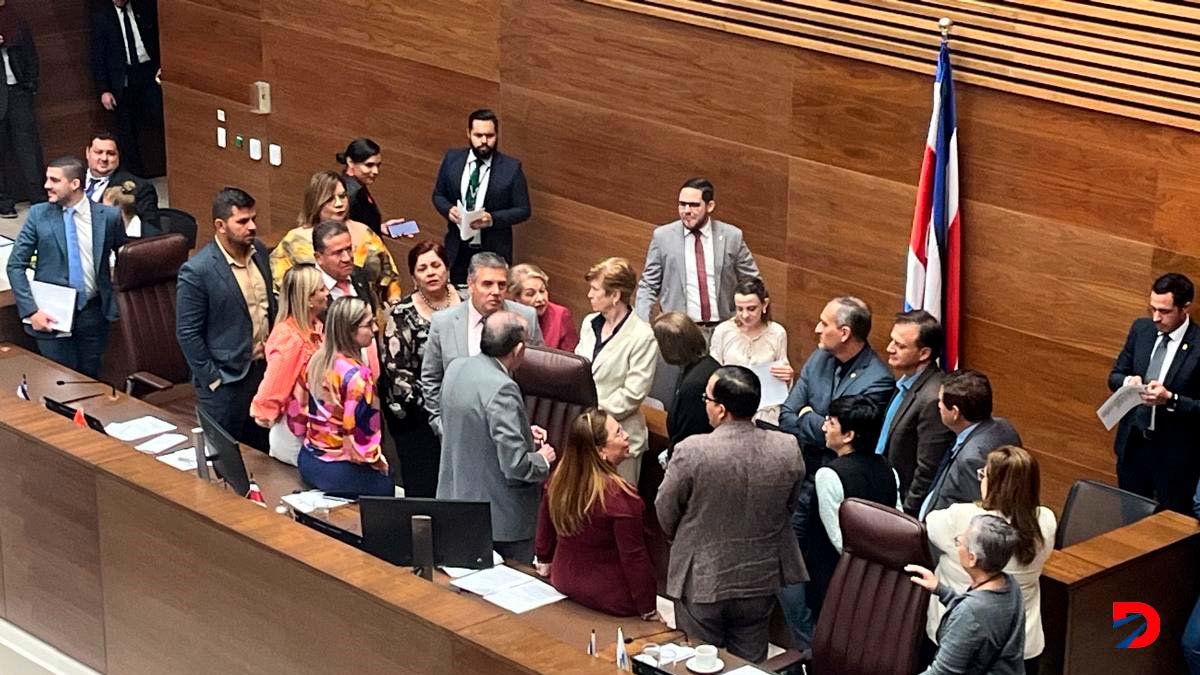 La primera sesión ordinaria de la tercera legislatura las jefaturas debieron buscar un consenso para avanzar en la discución de los proyectos. Foto Sócrates Colindres