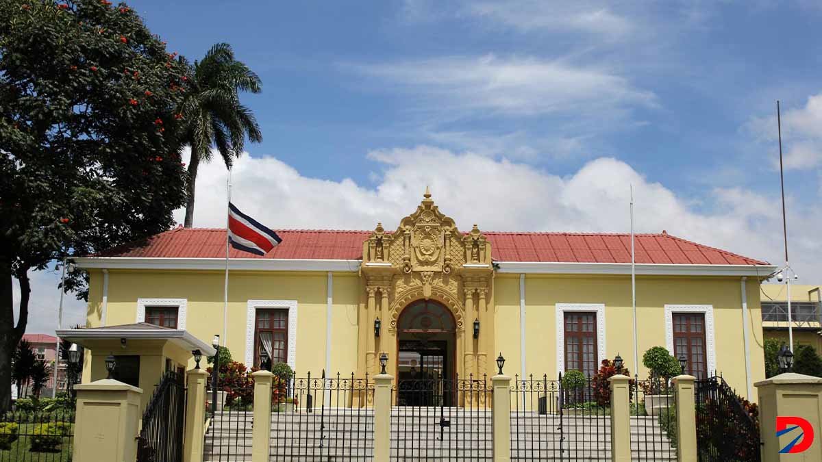 Arnoldo André, canciller de la República, aseguró que está en negociones con MIDEPLAN, Hacienda y el Ministerio de Trabajo a fin de concretar salarios dignos para los funcionarios que laboran fuera de Costa Rica. Foto: Ministerio de Relaciones Exteriores.