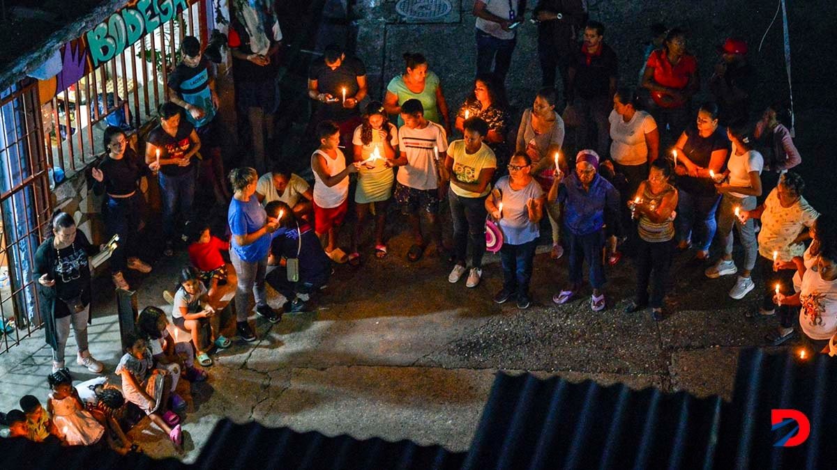 El jueves por la noche hubo varias vigilias por la paz en diversas ciudades de Venezuela. Foto: Juan Calero / AFP.