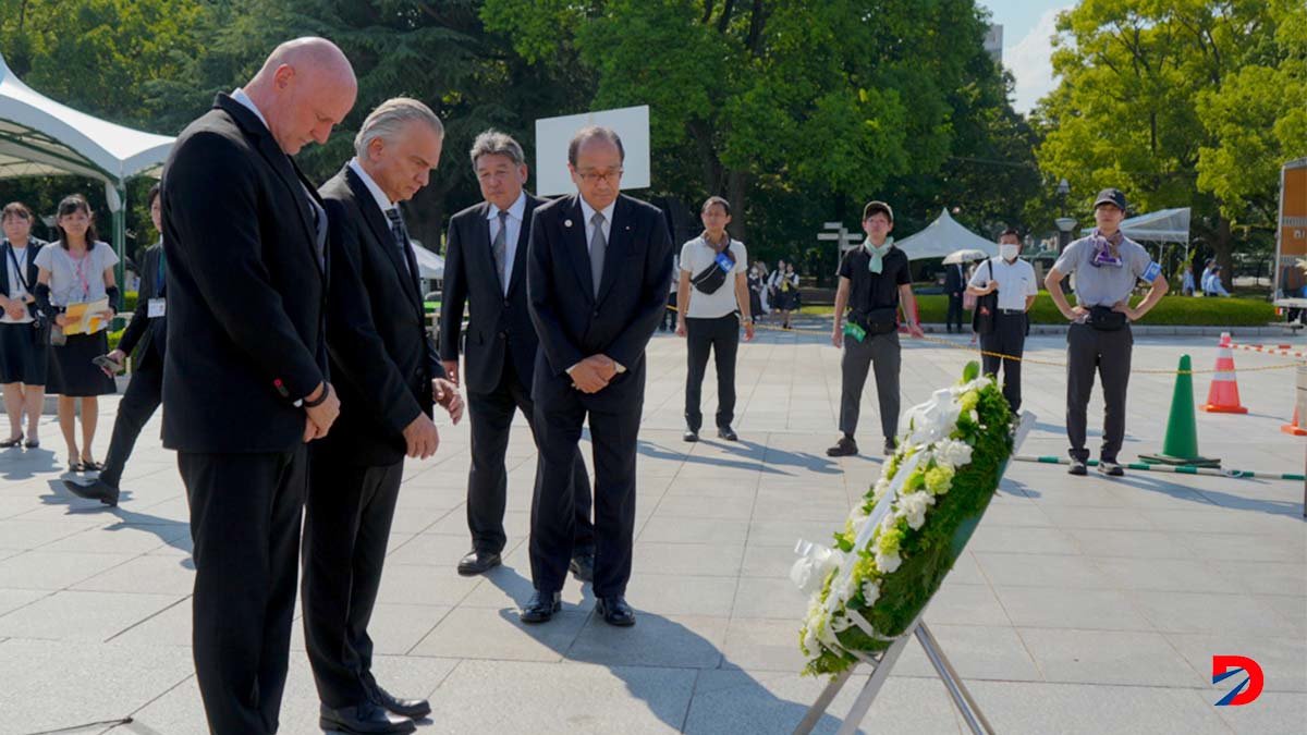 El vicepresidente Steffan Brunner y el canciller Arnoldo André rindieron homenaje a las víctimas por la bomba nuclear en la segunda guerra mundial. Foto Presidencia