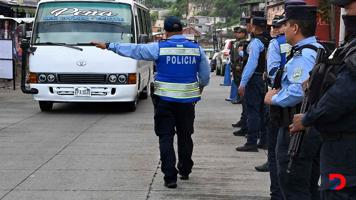 La Policía Nacional de Honduras realiza operativos constantes en procura de detener a supuestos pandilleros. Foto: Orlando Sierra /AFP.