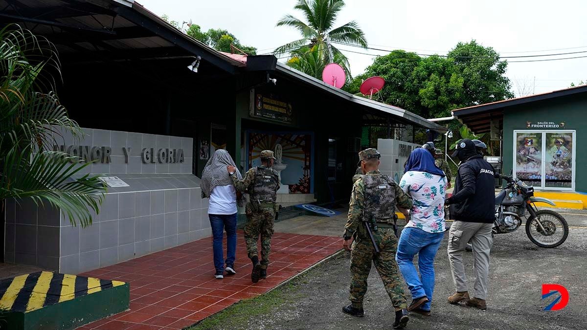 La policía panameña desarrolló un operativo para cortar una red de tráfico de migrantes chinos. Foto: Arnulfo Franco / AFP.