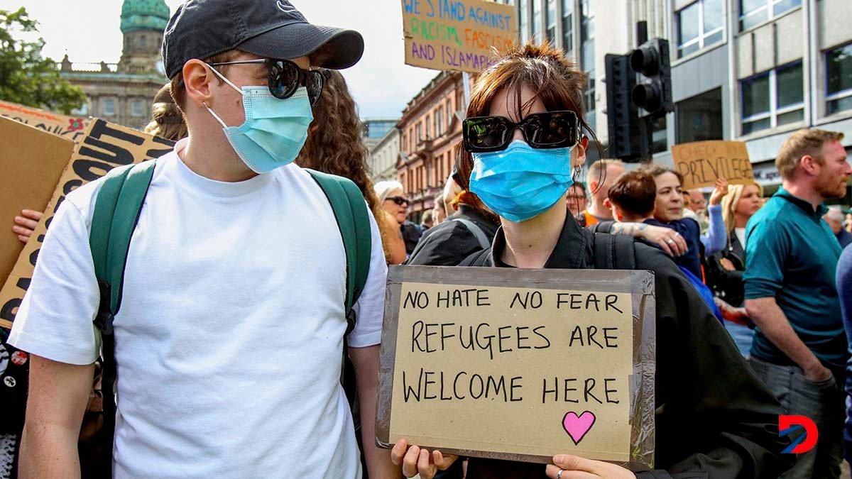 Un grupo de manifestantes en favor de la unidad y en contra de la división por motivos raciales, se congregó en Belfast, Irlanda. Foto: Paul Faith / AFP.