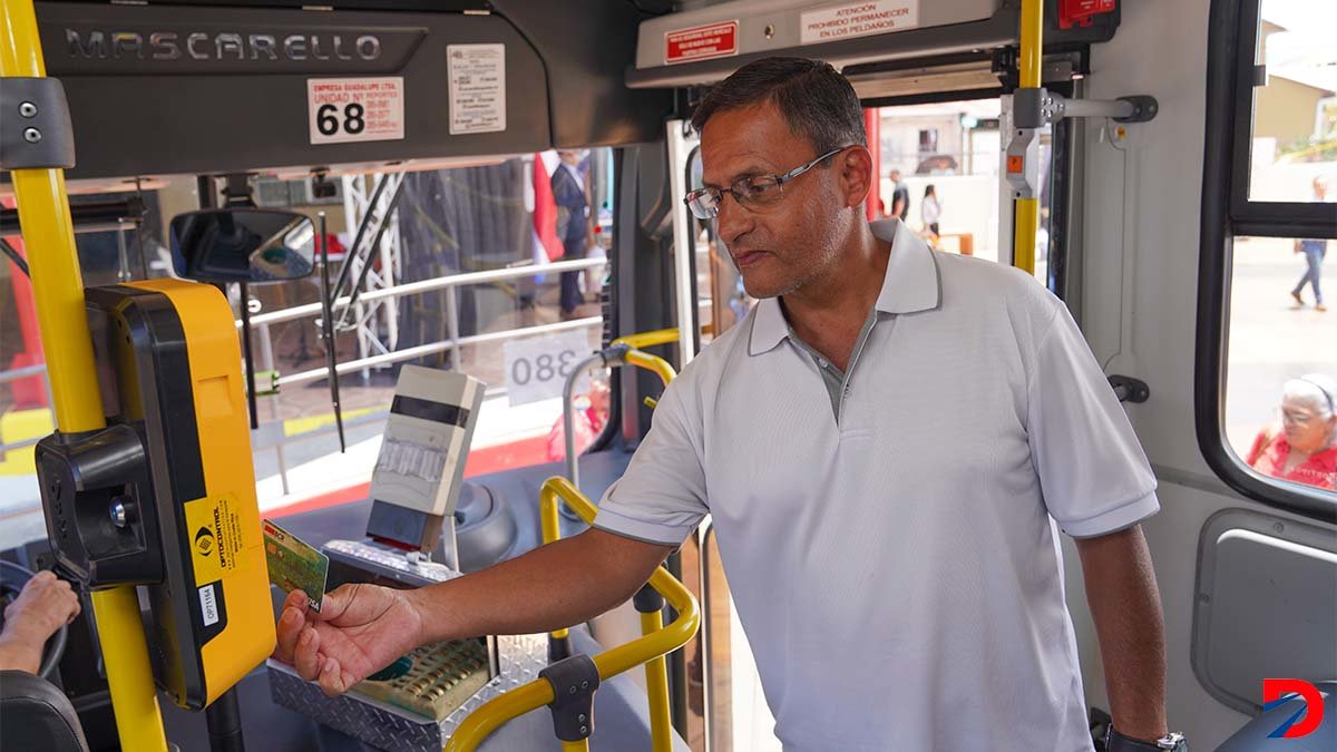 Los pasajeros de buses de Guadalupe pueden pagar su pase de bus con sus tarjetas. Foto: Johanfred Bonilla. Casa Presidencial.