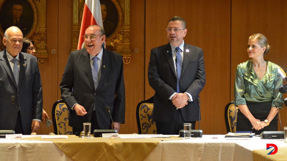 Los tres poderes de la república se reunieron en la mesa de trabajo con el tema de seguridad al que asistió el presidente Rodrigo Chaves cuando ya no era esperado por los demás jerarcas Foto Sócrates Colindres