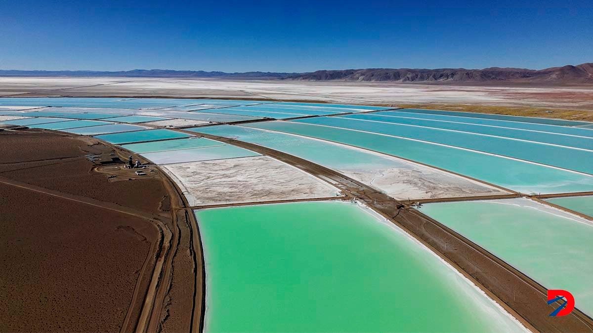 Vista aérea de los estanques de evaporación para la extracción de litio en Salar de Olaroz, en Argentina. Foto: Luis Robayo / AFP.