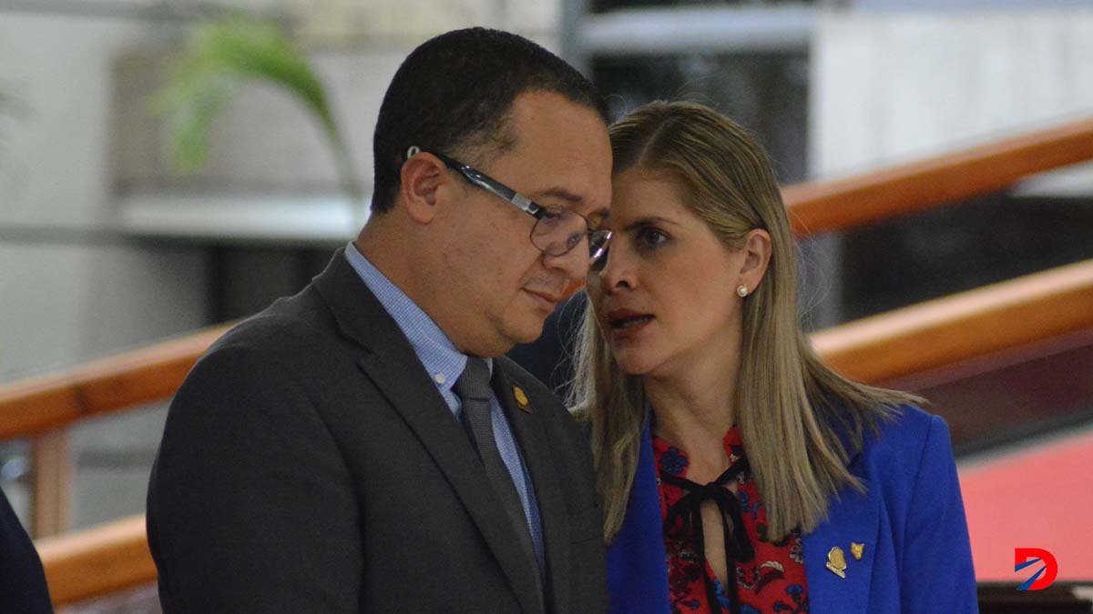 Gerald Campos Ministro de Justicia y Laura Fernández Ministra de la Presidencia, estuvieron previo al Consejo de Gobierno cambiando criterios en temas  de la cartera de Justicia. Foto Sócrates Colindres