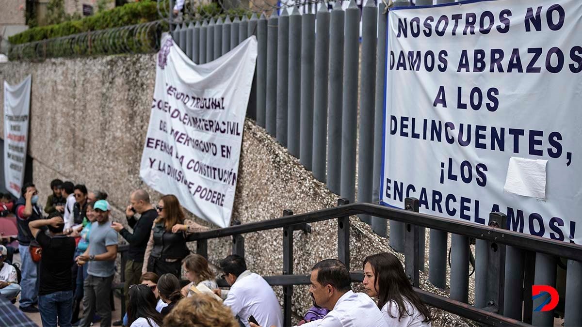 Trabajadores judiciales iniciaron desde el lunes una huelga, en contra de la reforma al sistema judicial que promueve el presidente Andrés Manuel López Obrador. Foto: Yuri Cortez / AFP.