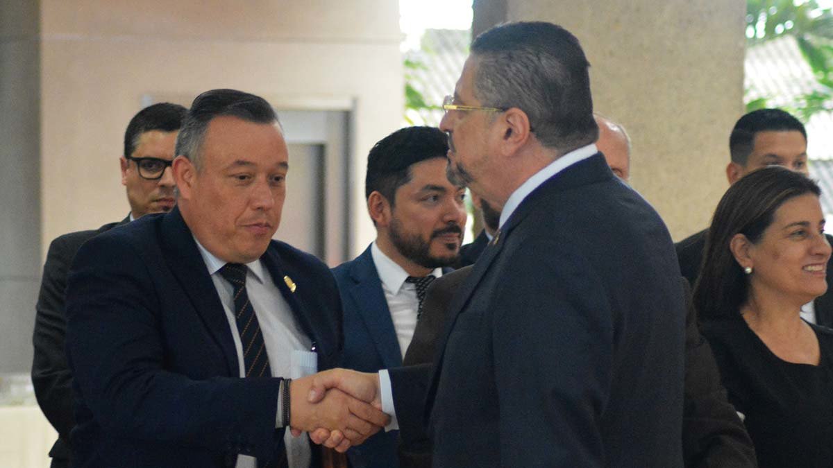 El presidente Rodrígo Chaves compartió con los ministros previo al inicio de su conferencia de prensa en Casa Presidencia. Foto Sócrates Colindres