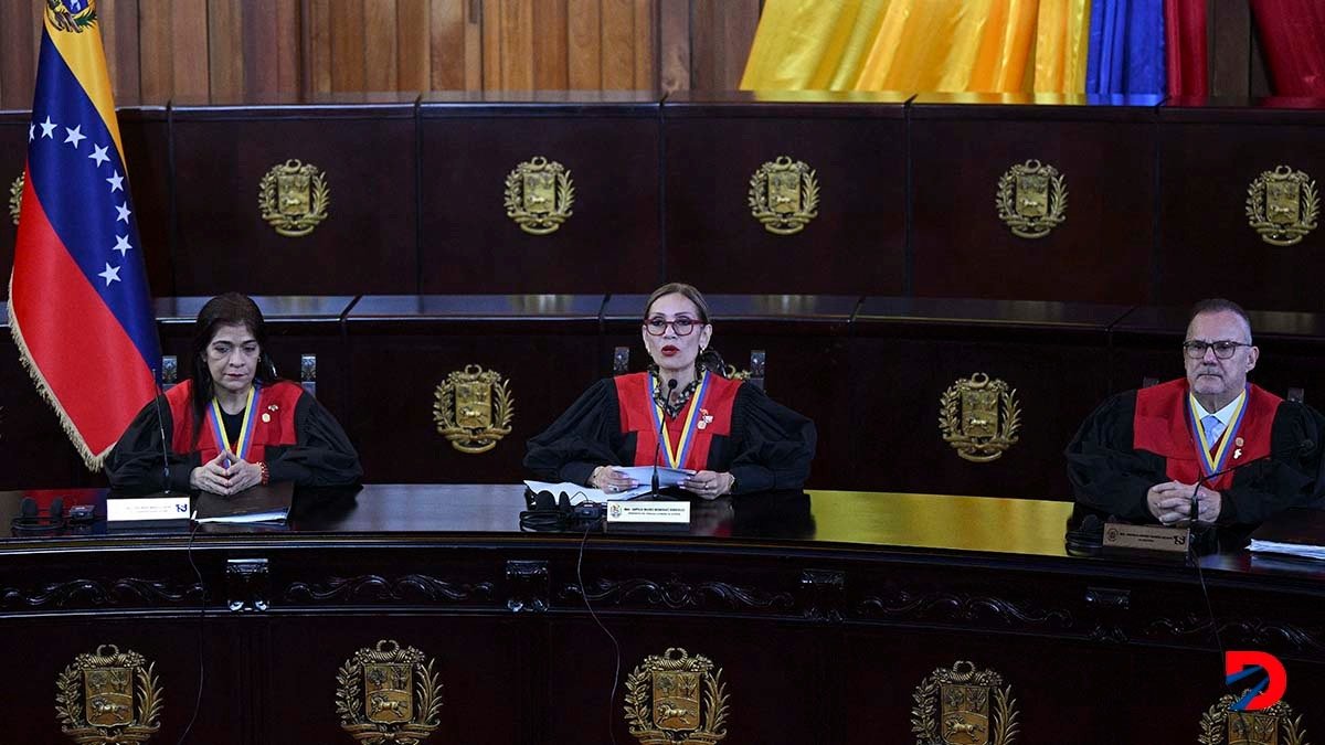 La presidenta de la Corte Suprema de Justicia de Venezuela, Caryslia Rodríguez (centro) leyó el pronunciamiento que oficializa la victoria de Nicolás Maduro. Foto: Federico Parra / AFP.