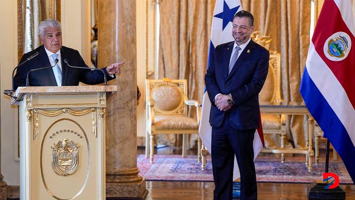 El presidente Rodrigo Chaves escucha a su colega de Panamá, José Raúl Mulino. Chaves cerró una visita de poco más de 24 horas a Panamá. Foto: Arnulfo Franco / AFP.