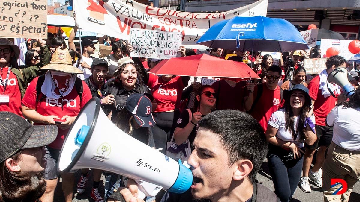 La marcha por la educación convocó a miles de personas este miércoles. Foto: Ezequiel Becerra / AFP.