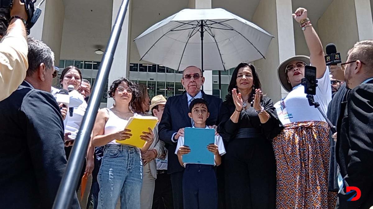 El Presidente de la Asamblea Legislativa, Rodrigo Arias salió a recibir a los rectores. Foto Sócrates Colindres