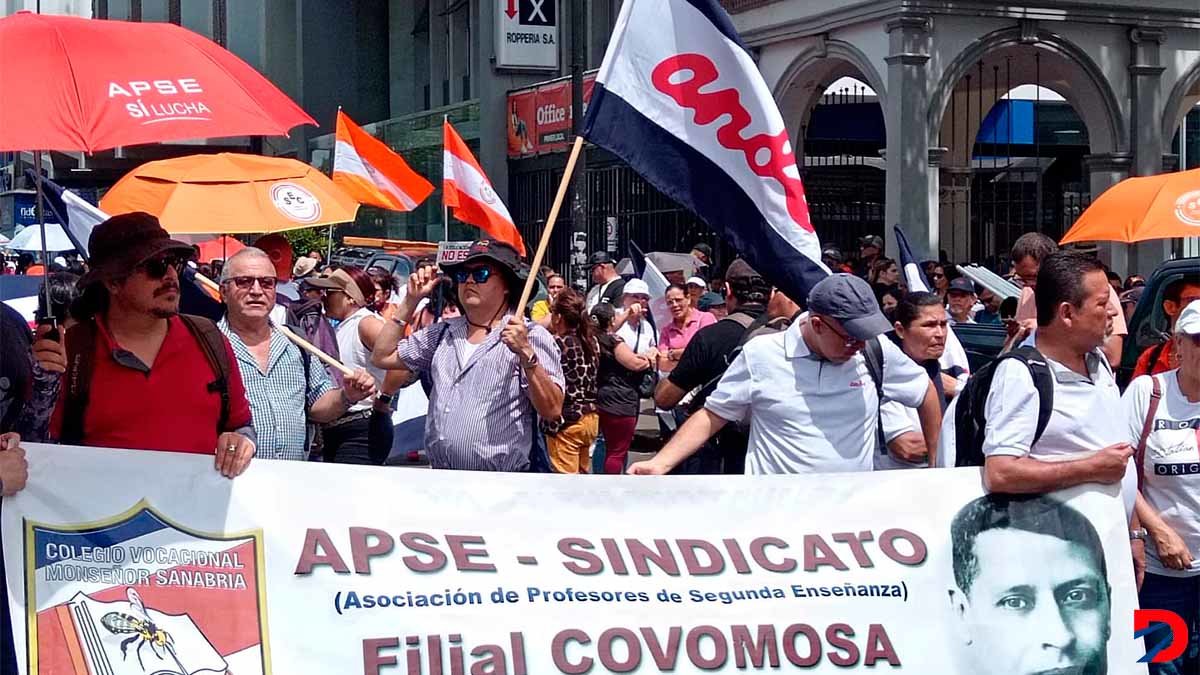 Maestros y profesores protestaron en las afueras del Ministerio de Hacienda en exigencia al reespeto del presupuesto de la educación. Foto: Krissia Morris Gray.