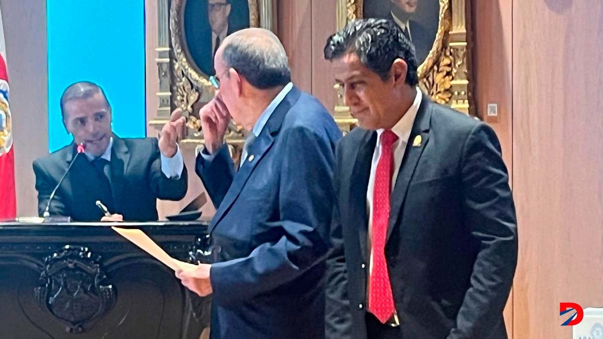 El Ministro de Hacienda Nogui Acosta entrego el documento del presupuesto 2025 ante la Asamblea y comenzara su discución apartir de la proxima semana. Foto Sócrates Colindres