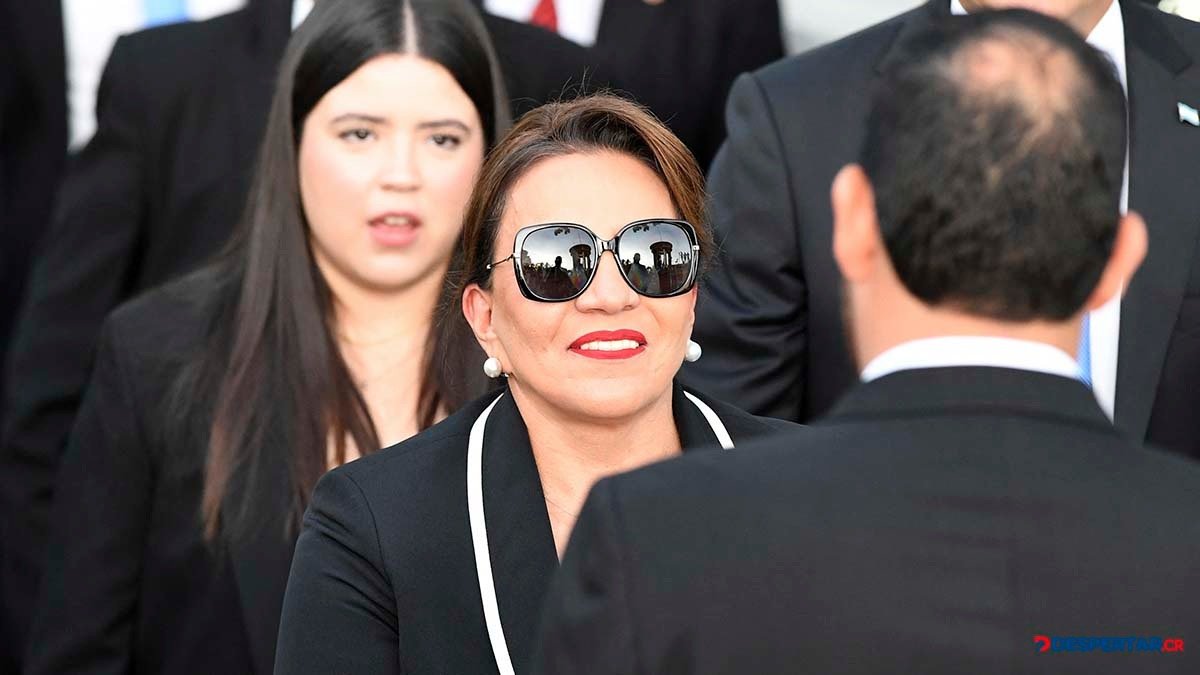 La presidenta de Honduras, Xiomara Castro habla con su sobrino, el exministro de Defensa, José Manuel Zelaya, durante un acto de iza de la bandera este domingo. Foto: Orlando Sierra / AFP.