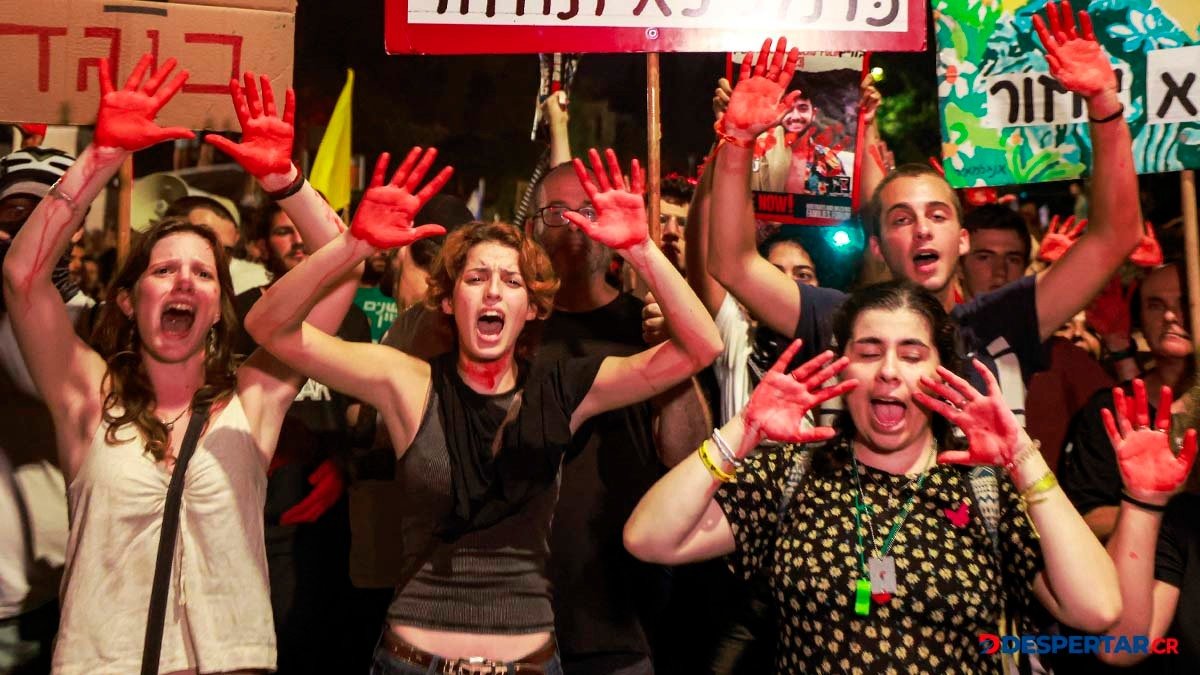 Las protestas se extendieron el lunes por dos ciudades de Israel para forzar al gobierno a un acuerdo. Foto: Menahem Kahana / AFP.