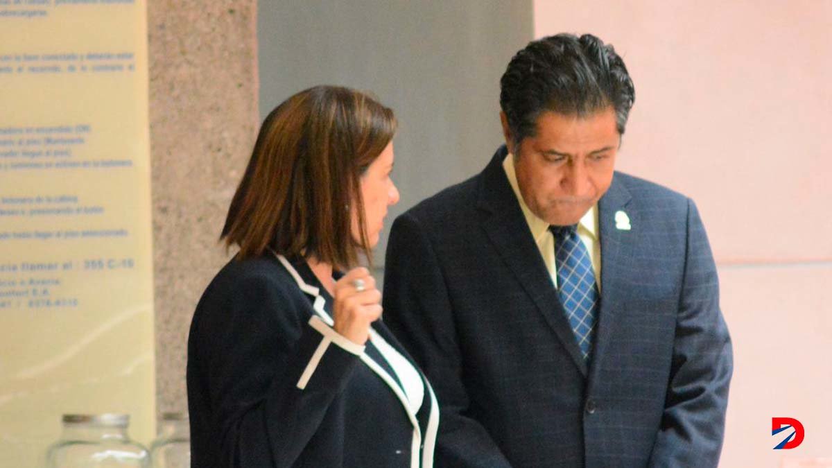 La presidenta ejecutiva de la CCSS, Marta Esquivel, sostuvo que seguirá con su objetivo de que la entidad pueda vender medicamentos a la población. En la foto cuando hablaba con el ministro de Hacienda, Nogui Acosta. Foto: Sócrates Colindres.