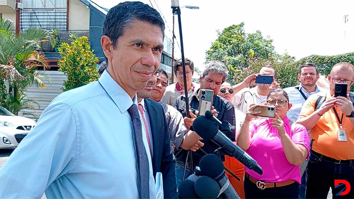 El exministro del MOPT, Luis Amador, voló hacia Canadá este viernes, pese a reconocer que acudiría a la Asamblea el próximo lunes. Foto: Krissia Morris Gray.