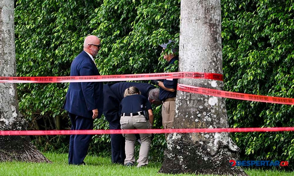 Oficiales buscan evidencia en torno al supuesto atentado contra el expresidente Donald Trump, del domingo. Foto: Chandan Khanna / AFP.