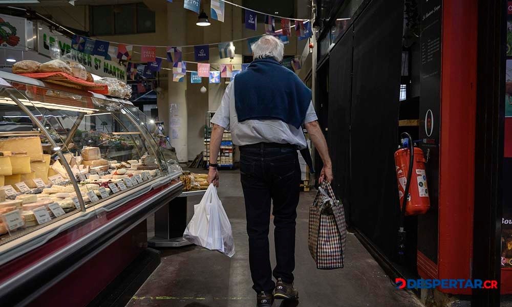 En París, un comprador lleva sus productos en bolsas de plástico. Foto: Ed Jones /AFP.