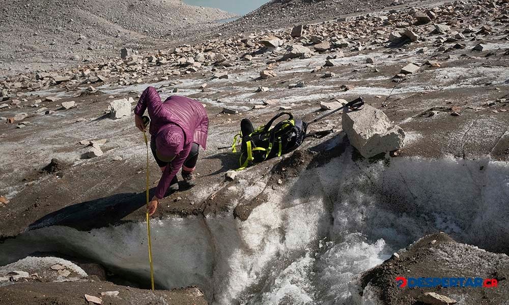 La experta en glaciología, Gulbara Omorova recoge muestras del suelo. El calentamiento global está terminando con los glaciares en el centro de Asia. Foto: Arseny Mamashev / AFP.