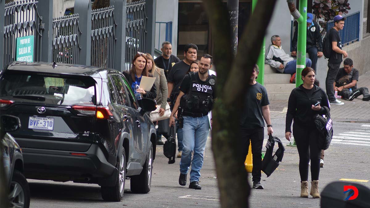 Fiscales del Ministerio Público y agentes del OIJ allanan las oficinas centrales de la  CCSS este lunes. Foto: Sócrates Colindres.