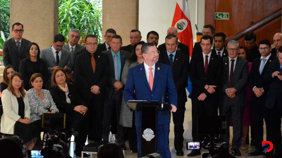 Rodrigo Chaves y su equipo de trabajo. Foto Sócrates Colindres