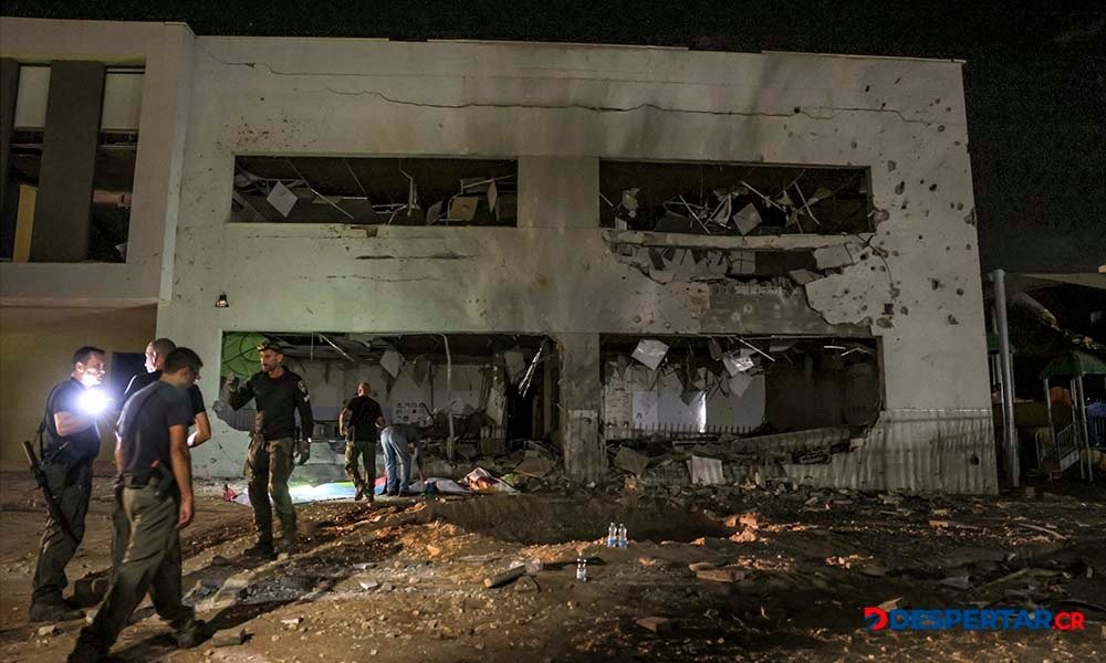 Una escuela en la ciudad de Gedera, en el sur de Israel, fue impactada por los misiles lanzados desde Irán. Foto: Menahem Kahana / AFP.