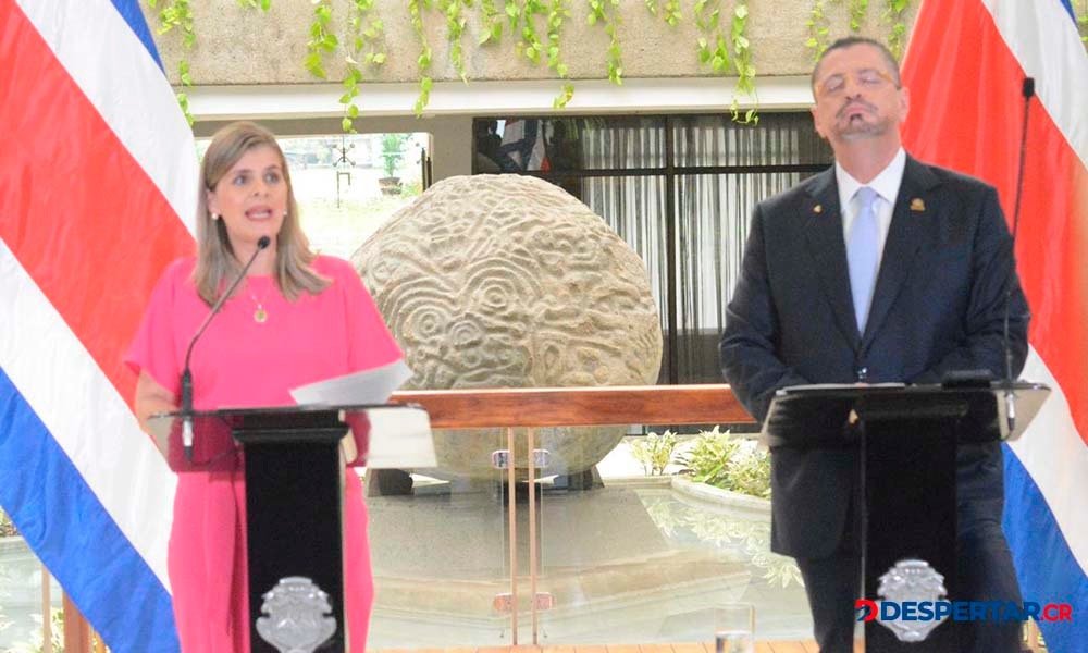 Rodrigo Chaves, presidente de la República, y Laura Fernández, ministra de la Presidencia. Foto: Sócrates Colindres.