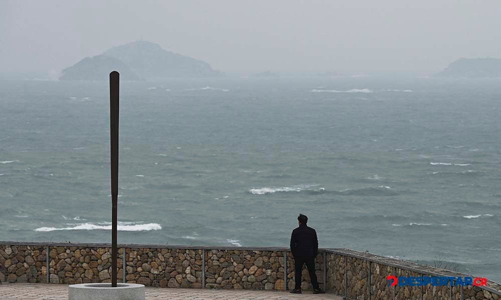 Un hombre mira hacia Taiwan a través del Estrecho de Taiwan, desde la provincia de Fujian, en el sudeste de China. Foto: Greg Baker / AFP.