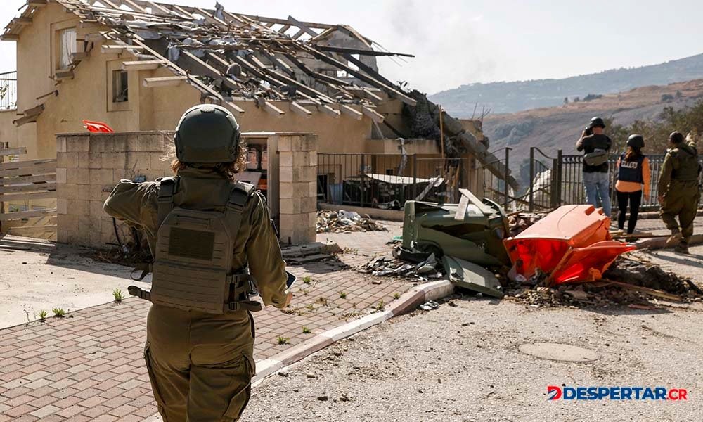 El ejército israelí revisó una casa destruida por un ataque de Hezbolá en Metula, cerca de la frontera con Líbano. Foto: Jalaa Marey / AFP.